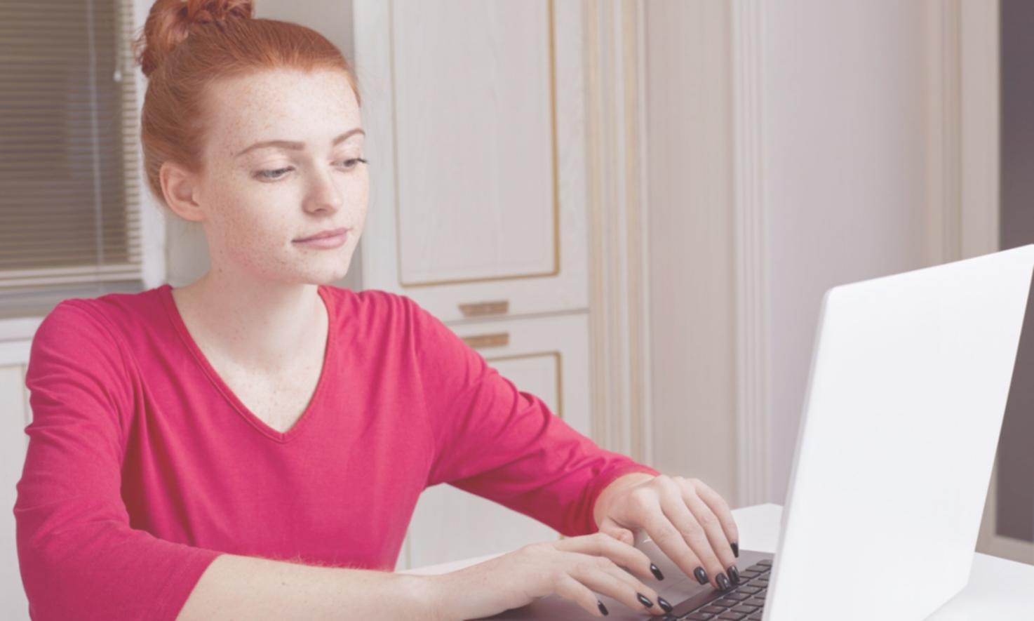 Personne travaillant sur un budget avec calculatrice et documents financiers